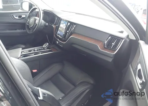 2024 Volvo Xc60 Recharge Plug-In Hybrid T8 Ultimate Dark Theme z USA, uszkodzony, nr VIN YV4H60DM3R1944927